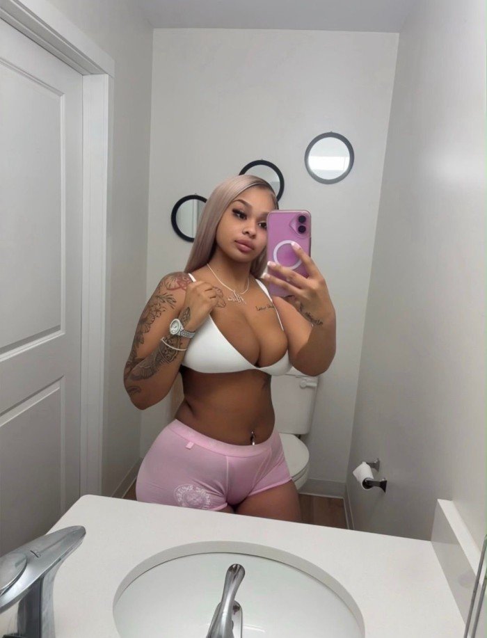 elaiza-mulata-sexy-y-juguetona-con-ganas-de-jugar-llama-big-2