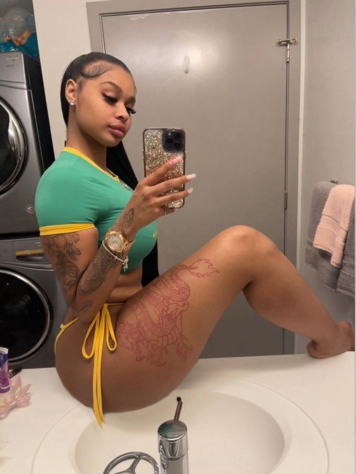 elaiza-mulata-sexy-y-juguetona-con-ganas-de-jugar-llama-big-3