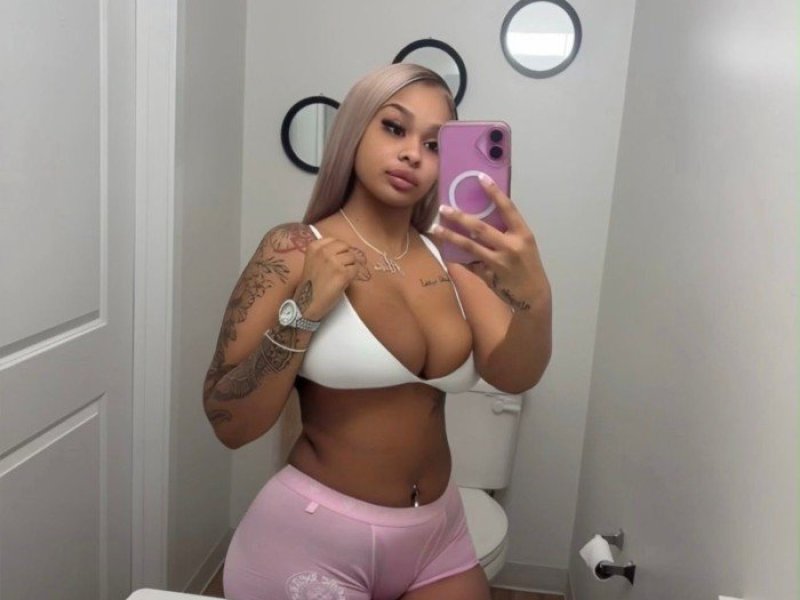 elaiza-mulata-sexy-y-juguetona-con-ganas-de-jugar-llama-small-2