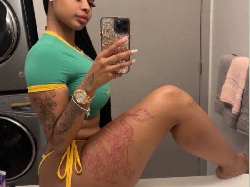 elaiza-mulata-sexy-y-juguetona-con-ganas-de-jugar-llama-small-3