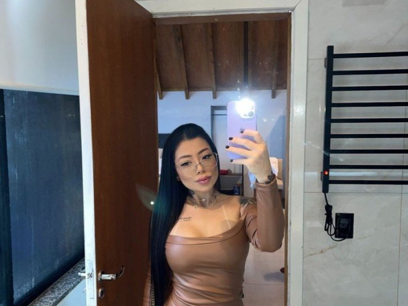 valentina-en-sitges-unica-en-la-cama-fiestera-small-1
