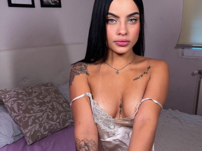 sabrina-latina-ven-y-prueba-mi-rico-cuerpo-estoy-mojadita-small-1