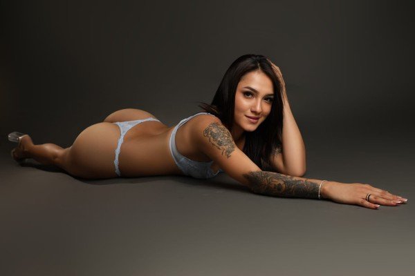naomi-chica-complaciente-fiestera-carinosa-big-4