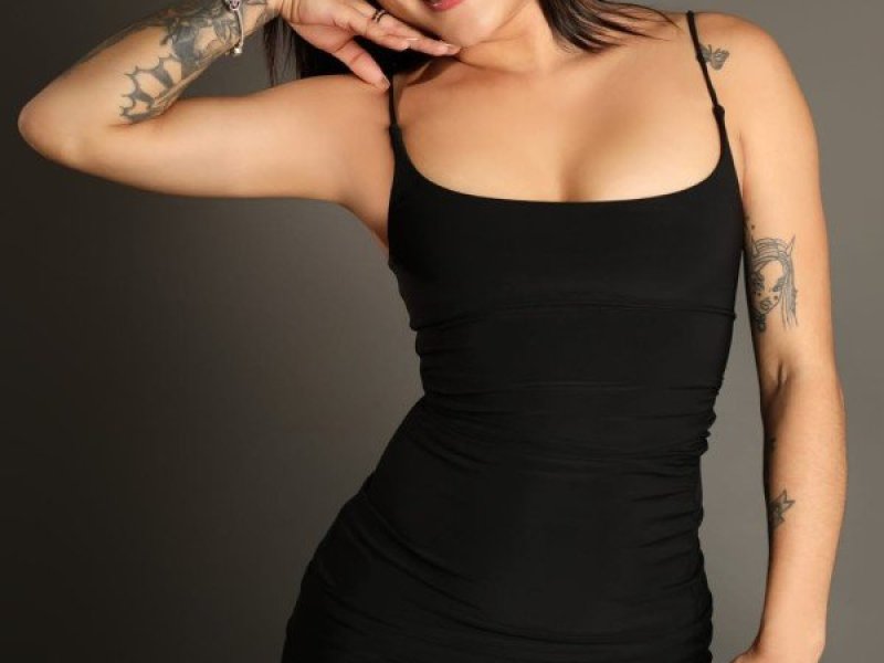 naomi-chica-complaciente-fiestera-carinosa-small-1